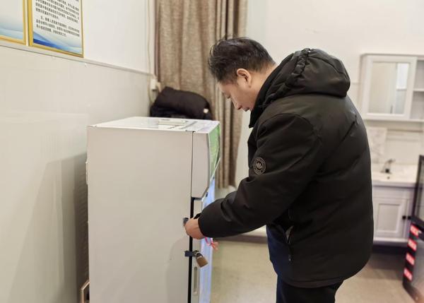 4郑州市第七初级中学东校区校长王海勤对餐食留样柜进行检查 4郑州市第七初级中学东校区校长王海勤对餐食留样柜进行检查